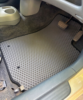 Ворсовые коврики на Toyota Vitz I 1998 - 2005 в Магнитогорске Ворсовые коврики на Toyota Vitz I 1998 - 2005 в Магнитогорске